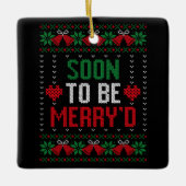 間もなく結婚するクリスマスプレゼントの花嫁と花婿 セラミックオーナメント (正面)