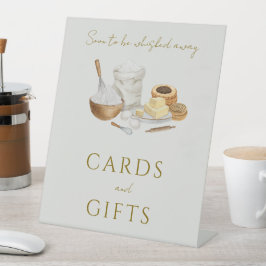 間もなく遠くにブライダルシャワーカードとギフト 台座サイン