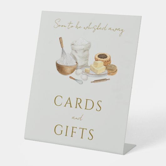 間もなく遠くにブライダルシャワーカードとギフト 台座サイン (正面)