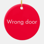 間違ったドアはおもしろいで皮肉なドアの印/入って来ます セラミックオーナメント (裏面)