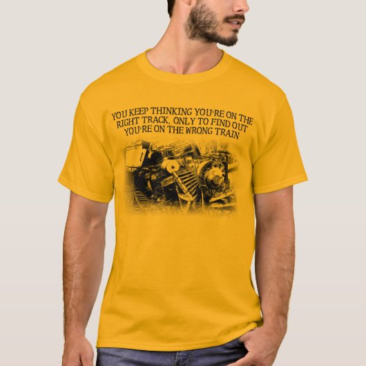 間違った列車に乗った正しい軌道の面白いTシャツ Tシャツ (正面)