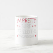 間違った日かわいらしのファンを捕まえた女性 コーヒーマグカップ (中央)