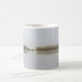 間、水や霧の体に囲まれた木々 コーヒーマグカップ (中央)