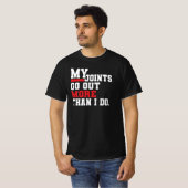 関節が私より出かけている!おもしろエイジング・ジョーク Tシャツ (正面フル)