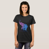関節リウマチの花を持つゾウが待つ Tシャツ (正面フル)