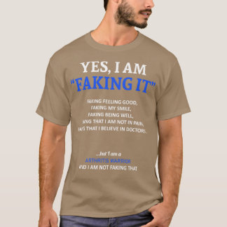 関節炎の認識度私はこの家族でそれを偽っている Tシャツ