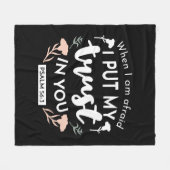 闇のフローラクリスチャン・アート – Psalm 56:3 フリースブランケット (正面(横))