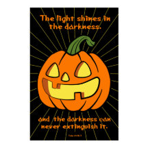 闇の中に光が輝くジャック・オ・ランタン