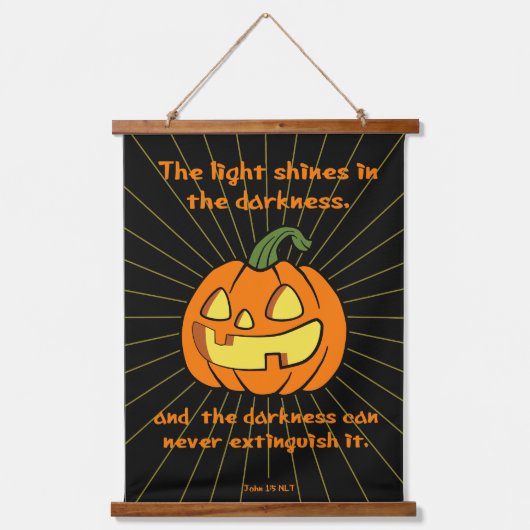闇の中に光が輝くジャック・オ・ランタン 吊り下げ型タペストリー (正面)