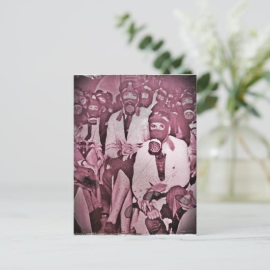 防毒マスクを使用した女性 ポストカード (スタンド正面)