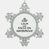 防水の平静そして焦点を保って下さい スノーフレークピューターオーナメント (正面)