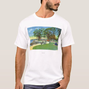 防波堤の歩行の海浜公園の眺め Tシャツ