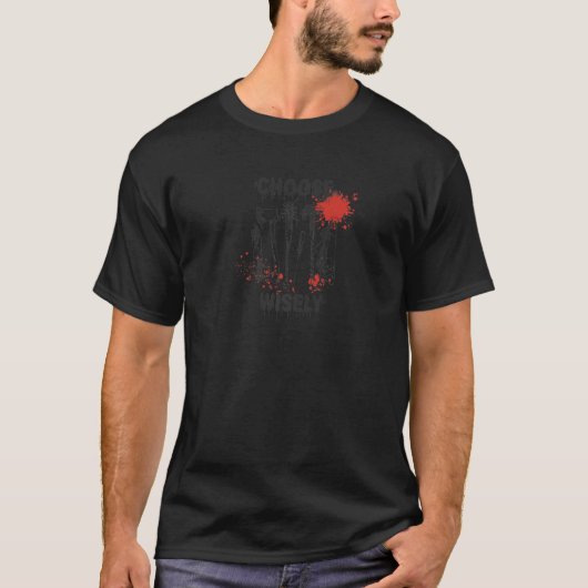 防衛または攻撃のために考慮された武器を選択 Tシャツ (正面)