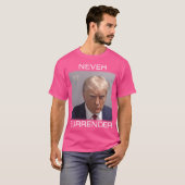 降伏しない – トランプ・ムグショット(白文字) Tシャツ (正面フル)