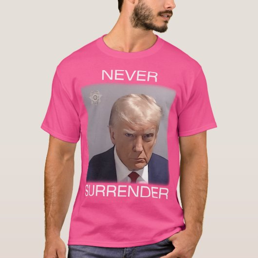 降伏しない – トランプ・ムグショット(白文字) Tシャツ (正面)