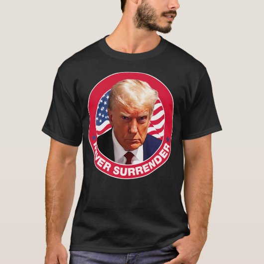 降伏しない – トランプ・ムグショット Tシャツ (正面)