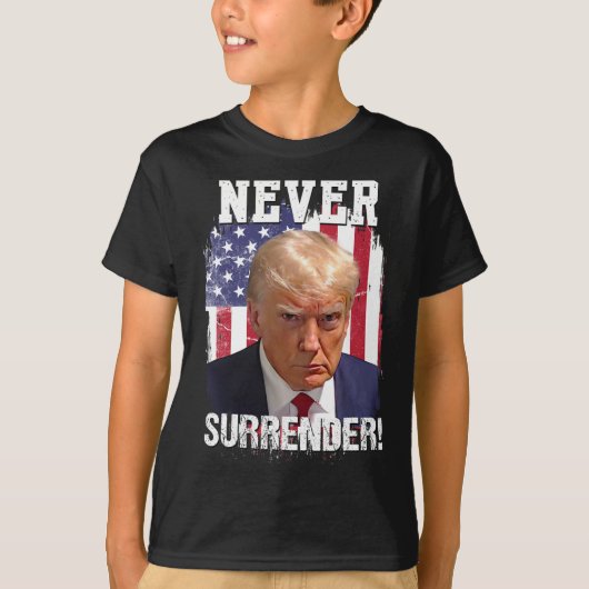 降伏トランプ米国国旗2024 Tシャツ (正面)