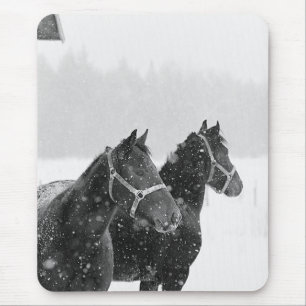 降雪中の馬 マウスパッド