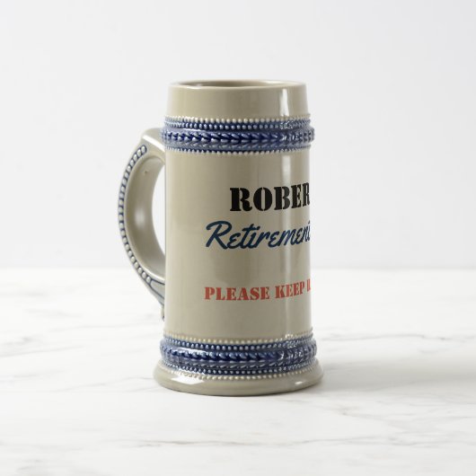 除パーソナライズされた定額のおもしろい標題 ビールジョッキ (正面左)