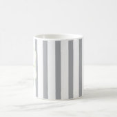 除去されるモノグラム コーヒーマグカップ (中央)