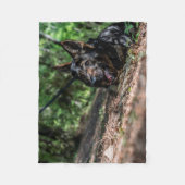 陰で休んでいるジャーマン・シェパード フリースブランケット (正面)