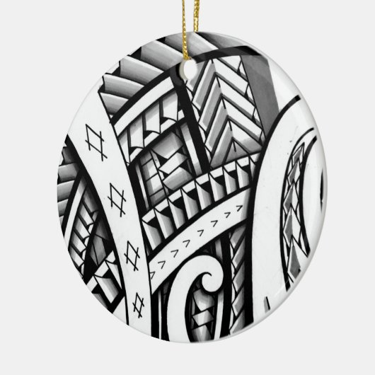 陰影の元のマオリの種族の入れ墨のデザイン セラミックオーナメント (左)