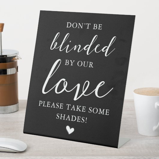 陰影は我々の愛の黒に盲目にされないエレガント 台座サイン (インサイチュ)