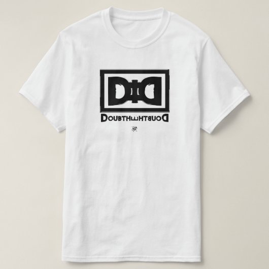 陰謀説のモカリーのモットー:疑いを疑う Tシャツ (デザイン正面)