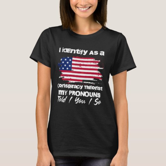 陰謀論者を自認 T人称 Tシャツ (正面)
