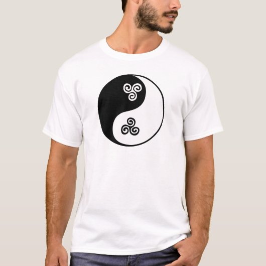 陰陽のケルト族三螺線形 Tシャツ (正面)
