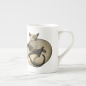陰陽のシャム猫の骨灰磁器のマグ ボーンチャイナマグカップ (右)
