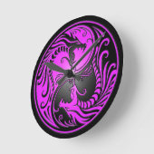 陰陽のドラゴン、紫色および黒 ラウンド壁時計 (傾斜)