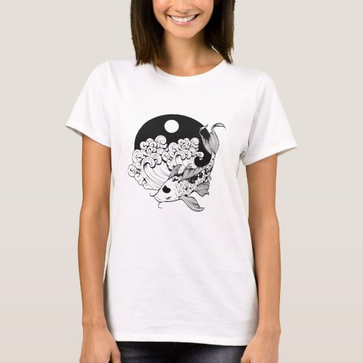 陰陽の背景の日本のコイ Tシャツ (正面)