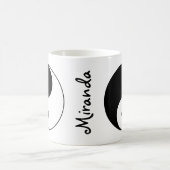 陰陽の記号の白黒の名前 コーヒーマグカップ (中央)