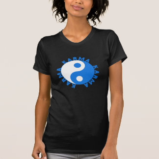 陰陽の記号を用いるカルマの円 Tシャツ