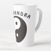 陰陽記号 – tattoo無地のデザイン カフェラテマグ (右アングル)