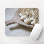 陶器のボウルに入れたニンニクの球根 マウスパッド (マウス)