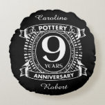 陶芸9年結婚記念 ラウンドクッション<br><div class="desc">9年、白黒の陶器記念日デザイン。このもしデザインの救済下に連絡頼カスタマイズ、彼らはこの文字の下にあるデザイナーのボタンです。</div>