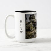 陸軍のレンジャーが道をリード – Two-Tone Mug ツートーンマグカップ (左)