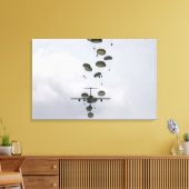 陸軍兵士がC-17グローブマスターIIから飛び出す キャンバスプリント (インサイチュ (リビング))