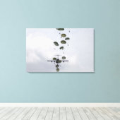 陸軍兵士がC-17グローブマスターIIから飛び出す キャンバスプリント (インサイチュ (ウッドフロア))