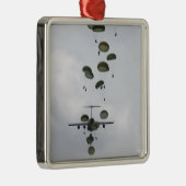 陸軍兵士がC-17グローブマスターIIから飛び出す メタルオーナメント (右)