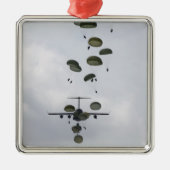 陸軍兵士がC-17グローブマスターIIから飛び出す メタルオーナメント (正面)