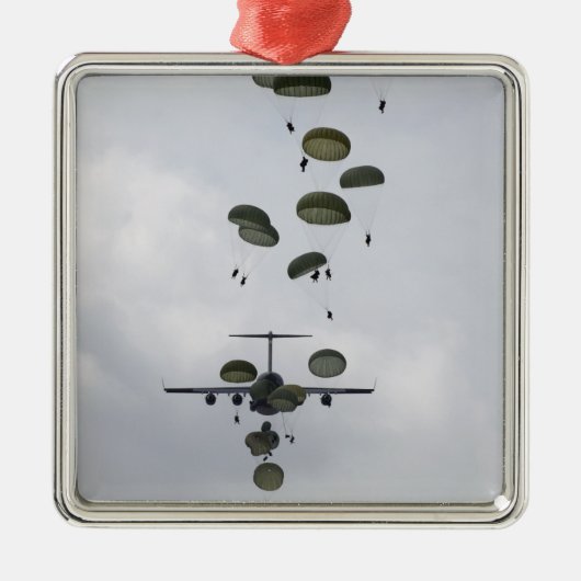 陸軍兵士がC-17グローブマスターIIから飛び出す メタルオーナメント (正面)