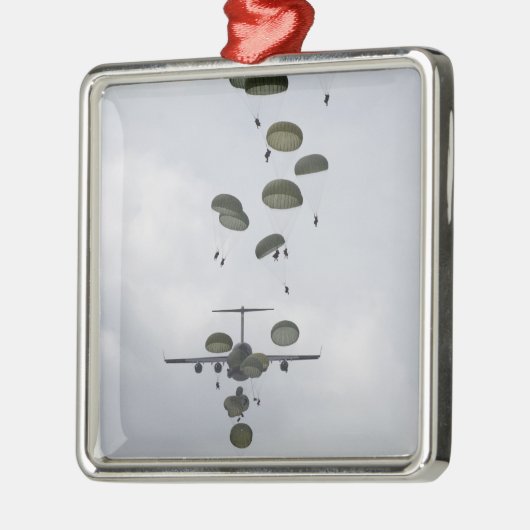 陸軍兵士がC-17グローブマスターIIから飛び出す メタルオーナメント (左)