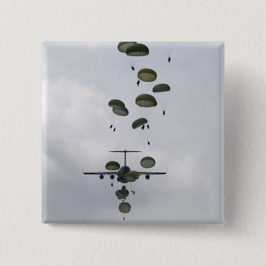 陸軍兵士がC-17グローブマスターIIから飛び出す 缶バッジ (正面)