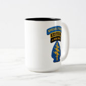 陸軍特殊部隊の緑色のベレー帽のレーンジャーの獣医 ツートーンマグカップ (正面右)