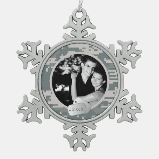 陸軍ACUsと犬タグのクリスマス スノーフレークピューターオーナメント (正面)