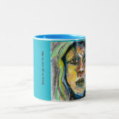 険しいジャングルの顔のオリジナルの芸術 ツートーンマグカップ (中央)