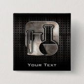 険しい化学 缶バッジ (正面)